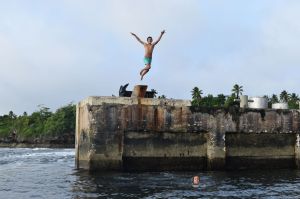 Numerobis me charge en bon caliméro que lui aussi a fait le saut de l'ange mais que sa maman n'a pas sû saisir l'instant...